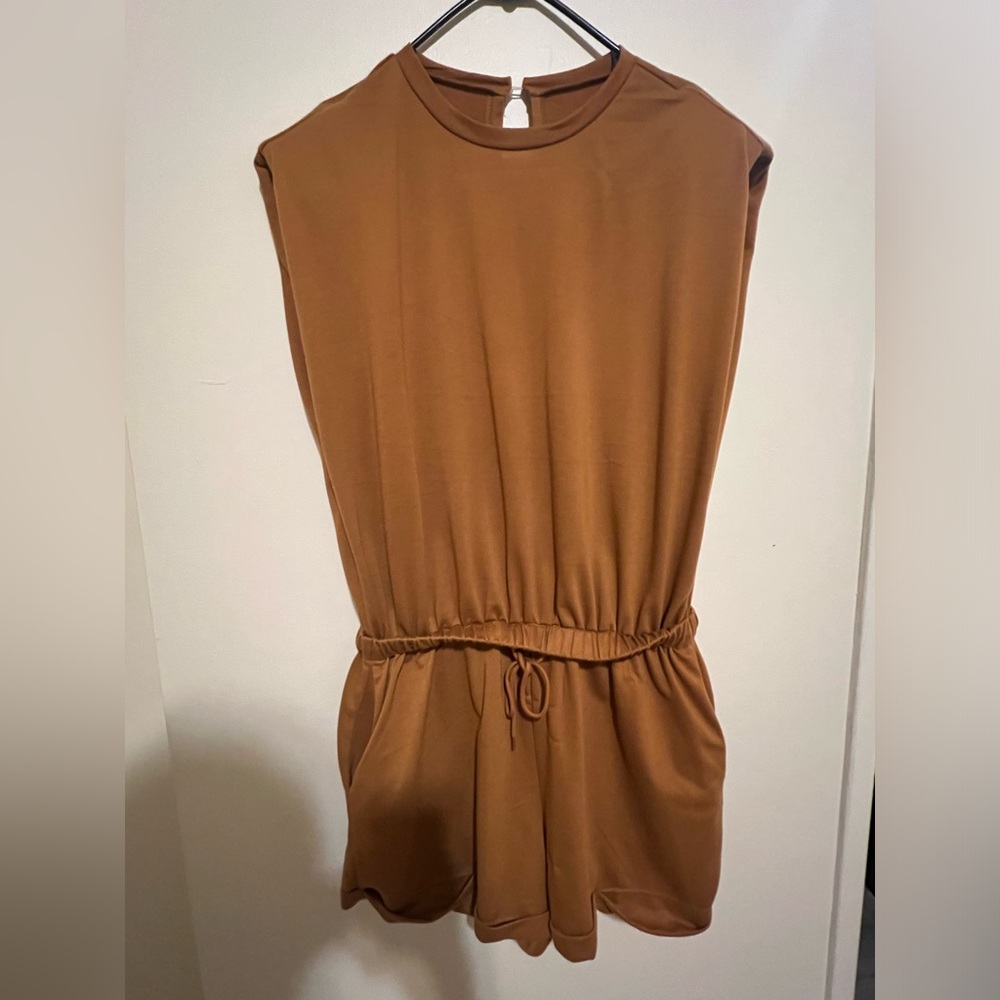 SHEIN VCAY Solid Shoulder Pad Slant Pocket Romper